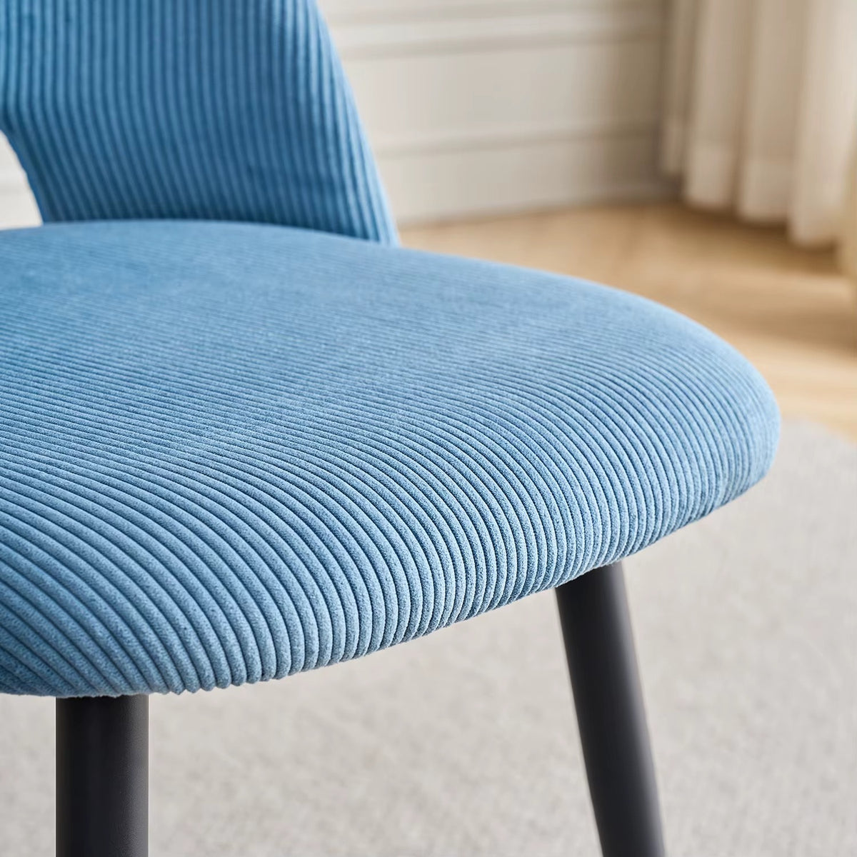 Set van 4 Corduroy Eetkamerstoelen – Beige Ribstof Stoelen met Rugleuning & Zwarte Metalen Poten – Scandinavisch Design